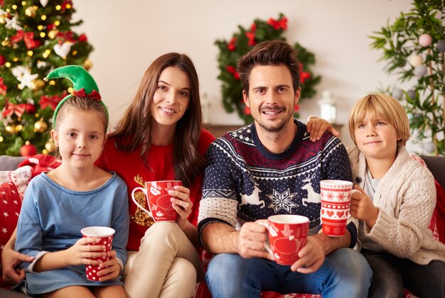 Famille de boire du chocolat chaud à Noël