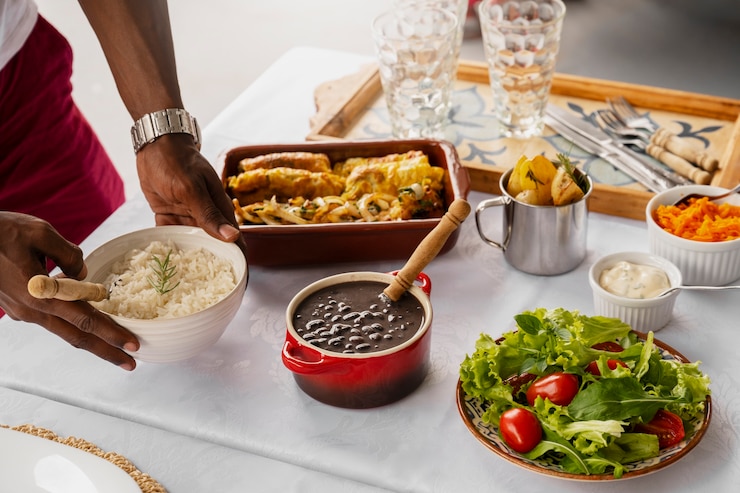 Photo gratuit une famille brésilienne prend un repas ensemble.