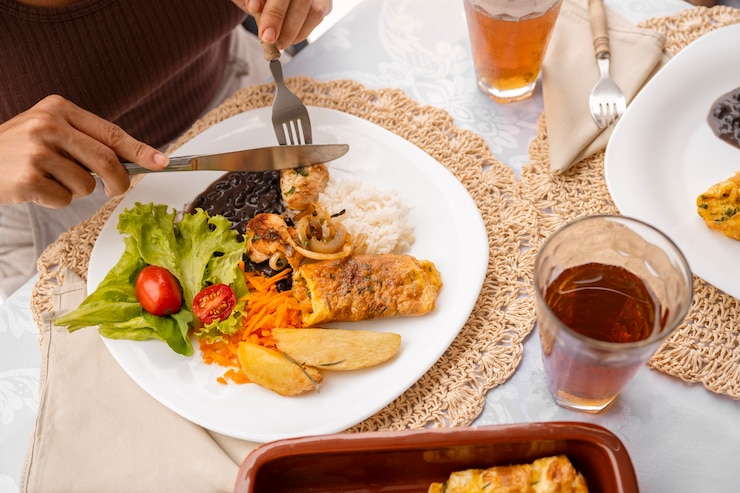 Photo gratuit une famille brésilienne prend un repas ensemble.