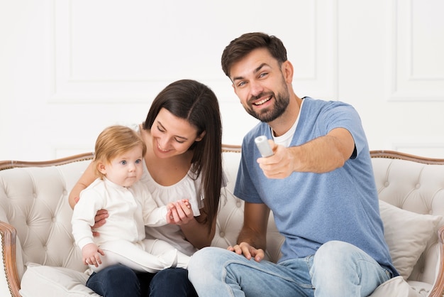 Famille sur le canapé avec bébé