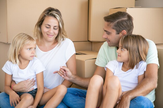 Famille caucasienne dans un nouvel appartement ou une maison