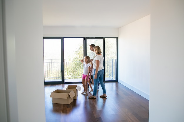 Famille caucasienne regardant nouvel appartement ou maison