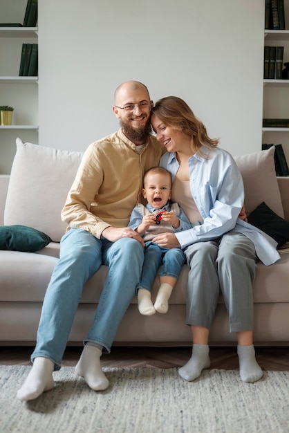 Famille célébrant l'enfant dans ses premières années de vie