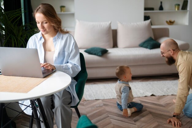 Famille célébrant l'enfant dans ses premières années de vie