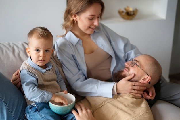 Photo gratuite famille célébrant l'enfant dans ses premières années de vie