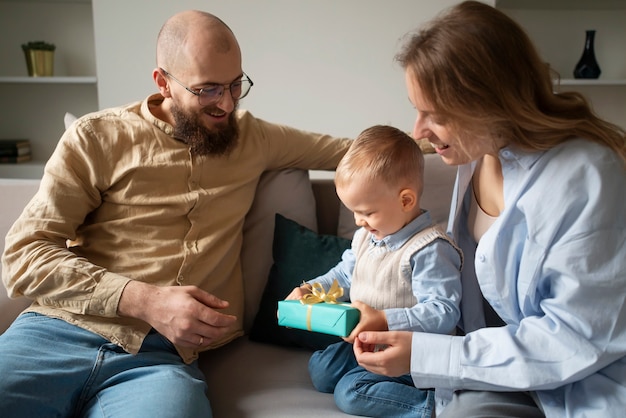 Famille célébrant l'enfant dans ses premières années de vie