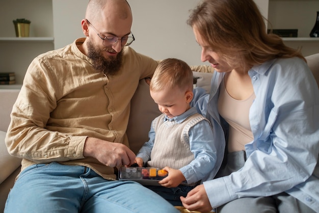 Famille célébrant l'enfant dans ses premières années de vie