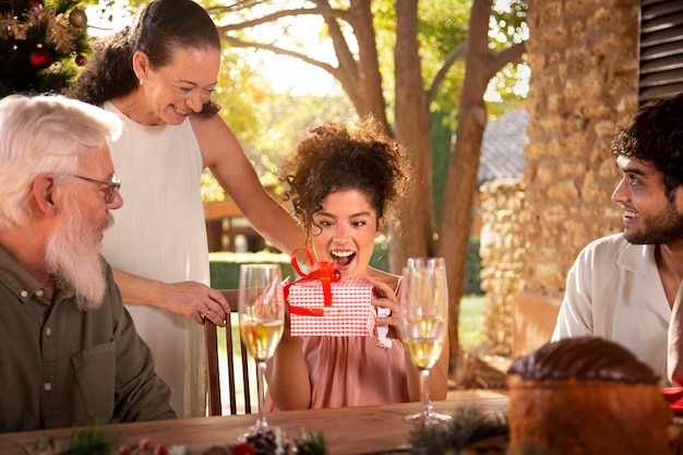 Photo gratuite famille célébrant noël dans l'hémisphère sud