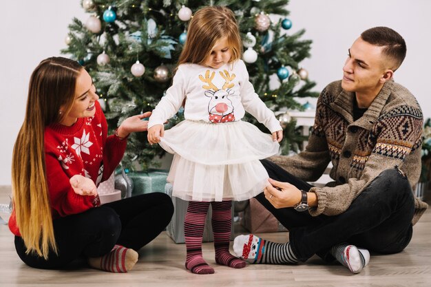 Famille célébrant Noël à la maison