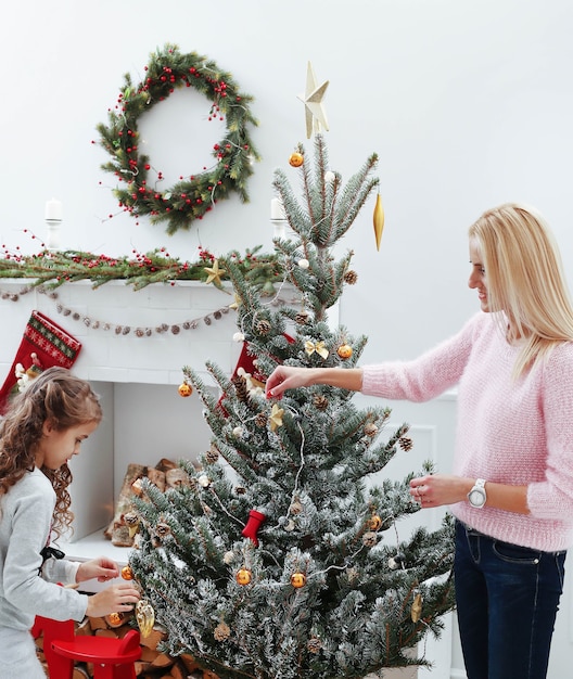 Famille célébrant Noël