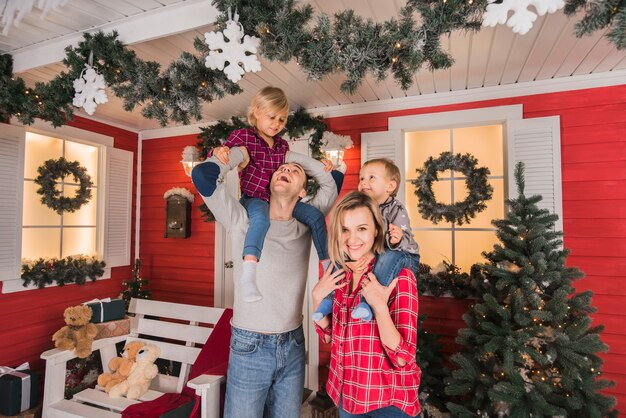 Famille célébrant Noël