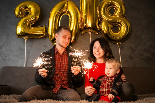 Famille célébrant le Nouvel An