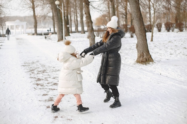 Famille en chapeaux d'hiver tricotés en vacances