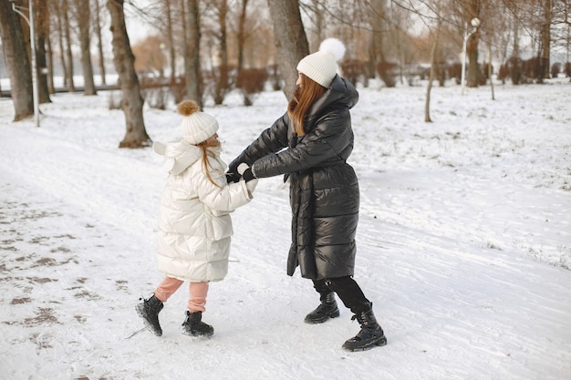 Famille en chapeaux d'hiver tricotés en vacances