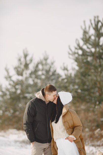 Famille en chapeaux d'hiver tricotés en vacances