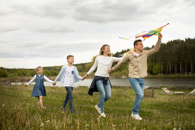 Photo gratuite famille complète avec cerf-volant