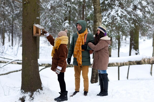 Famille complète à l'extérieur en hiver
