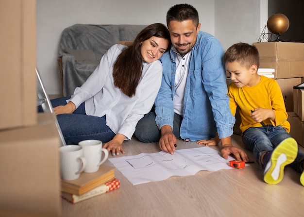 Famille complète prête à emménager dans une nouvelle maison