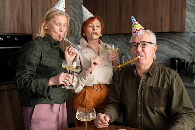 Famille à coup moyen avec des chapeaux de fête