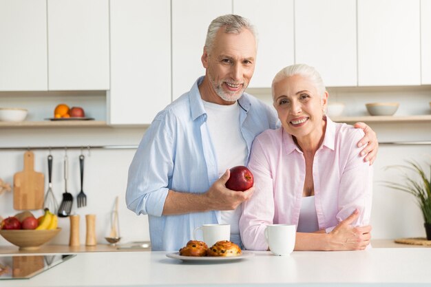 Famille de couple d'amoureux matures gai debout à la cuisine.