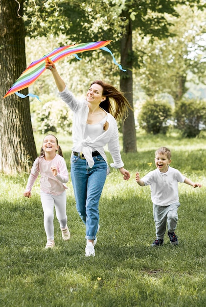 Photo gratuite famille, courant, cerf volant