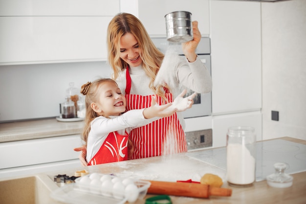 Famille cuire la pâte pour les cookies