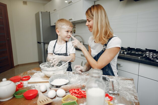 Famille cuire la pâte pour les cookies