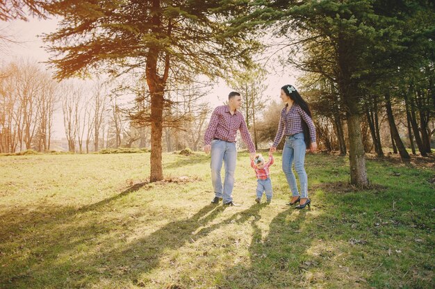 famille dans un bois