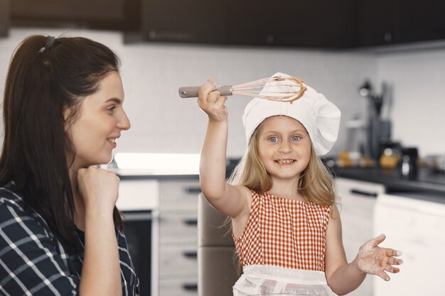 Famille dans une cuisine cuire la pâte pour les cookies