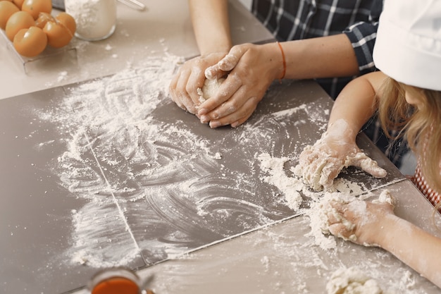 Famille dans une cuisine cuire la pâte pour les cookies