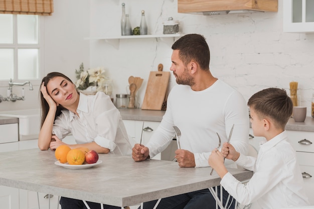 Famille dans la cuisine prête à manger