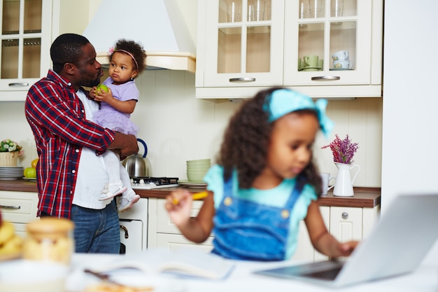 Photo gratuite famille dans la cuisine