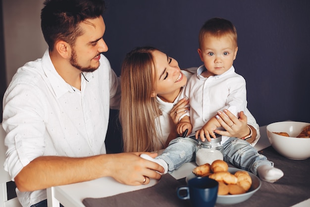 Famille dans une cuisine