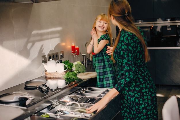 Photo gratuite famille dans une cuisine