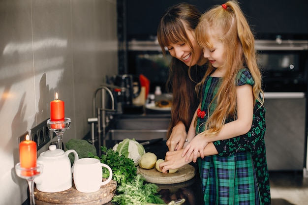 Famille dans une cuisine