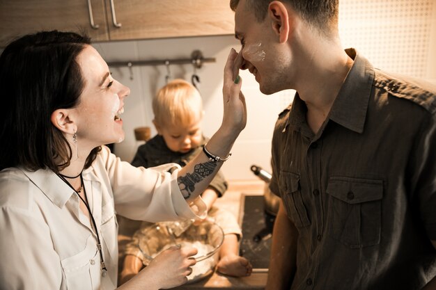 Famille dans la cuisine