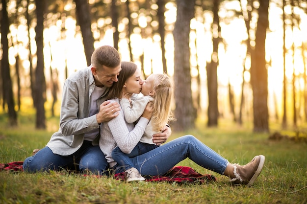 Photo gratuite famille dans la forêt