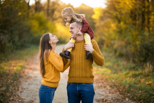 Famille dans la forêt