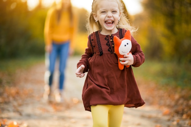 Photo gratuite famille dans la forêt