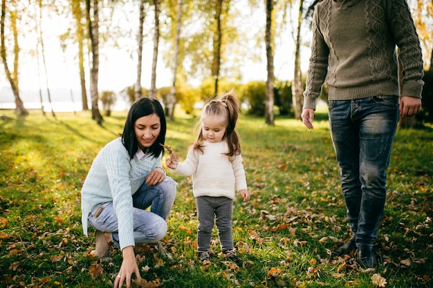 Famille dans la nature verte ensemble