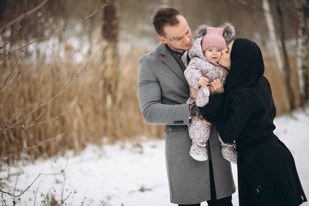 Famille dans le parc en hiver avec bébé fille