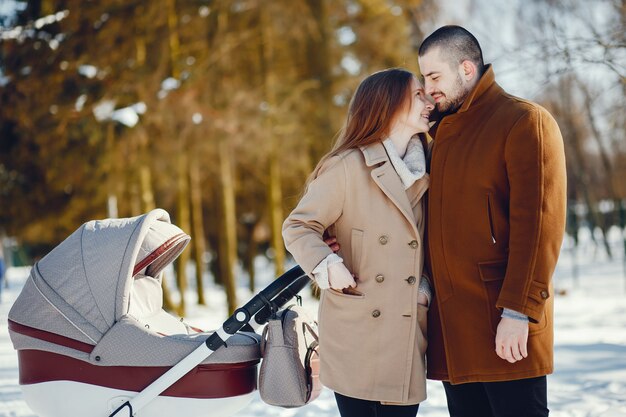 Famille dans un parc d&#39;hiver