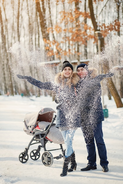 Famille dans un parc d&#39;hiver