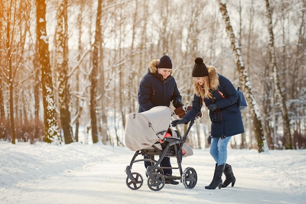 Famille dans un parc d&#39;hiver