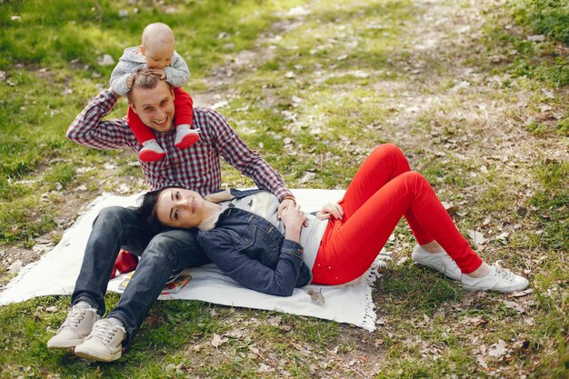 Famille dans un parc de printemps