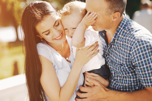 Photo gratuite famille dans un parc