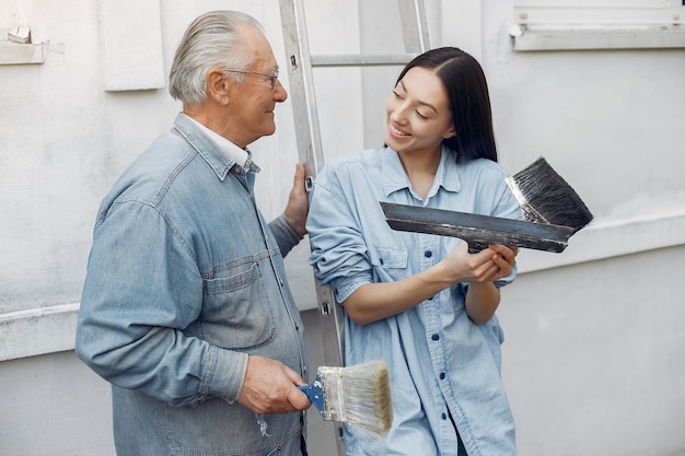 Famille, debout, bâtiment, réparation, outils