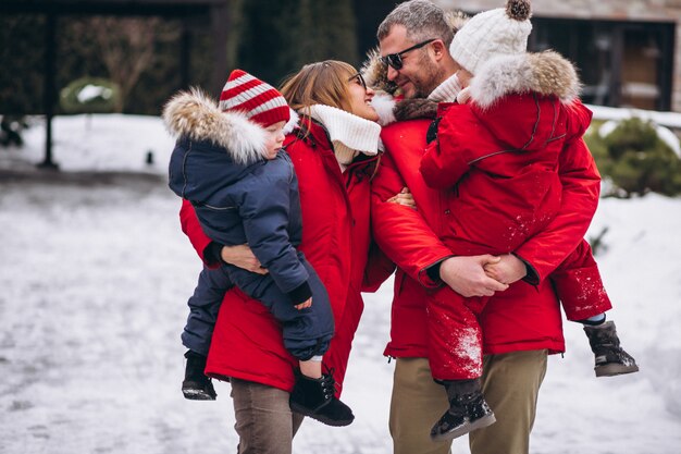 Famille dehors en hiver