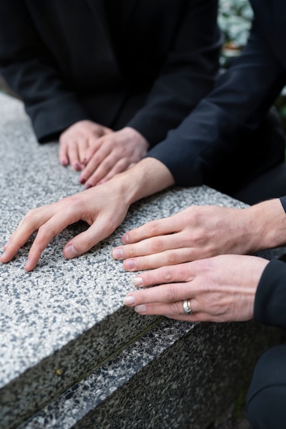 Photo gratuite famille en deuil ensemble au cimetière