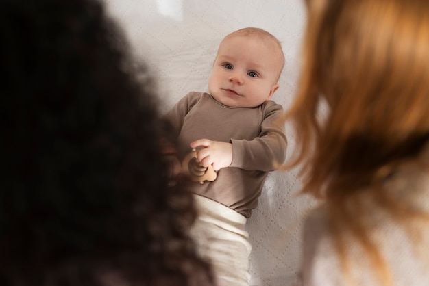 Photo gratuite famille de deux mamans ayant un bébé